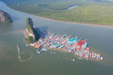 Koh Panyee 'nin hava manzarası, yüzen köy şehir evleri, göl denizi ya da nehir. Pak Pha, Phang Nga, Tayland 'da doğa balıkçılığı ve balıkçılık aletleri. Hayvancılık çiftçiliği.