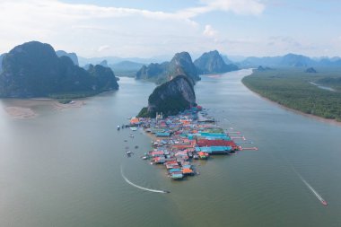 Koh Panyee 'nin hava manzarası, yüzen köy şehir evleri, göl denizi ya da nehir. Pak Pha, Phang Nga, Tayland 'da doğa balıkçılığı ve balıkçılık aletleri. Hayvancılık çiftçiliği.