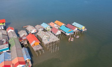 Koh Panyee 'nin hava manzarası, yüzen köy şehir evleri, göl denizi ya da nehir. Pak Pha, Phang Nga, Tayland 'da doğa balıkçılığı ve balıkçılık aletleri. Hayvancılık çiftçiliği.