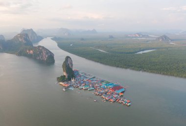 Koh Panyee 'nin hava manzarası, yüzen köy şehir evleri, göl denizi ya da nehir. Pak Pha, Phang Nga, Tayland 'da doğa balıkçılığı ve balıkçılık aletleri. Hayvancılık çiftçiliği.