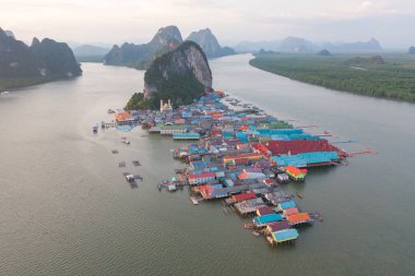 Koh Panyee 'nin hava manzarası, yüzen köy şehir evleri, göl denizi ya da nehir. Pak Pha, Phang Nga, Tayland 'da doğa balıkçılığı ve balıkçılık aletleri. Hayvancılık çiftçiliği.