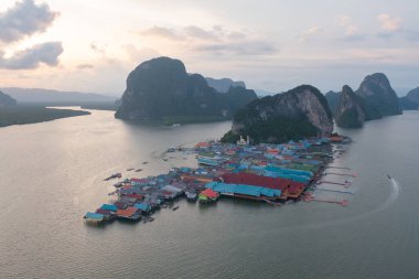Koh Panyee 'nin hava manzarası, yüzen köy şehir evleri, göl denizi ya da nehir. Pak Pha, Phang Nga, Tayland 'da doğa balıkçılığı ve balıkçılık aletleri. Hayvancılık çiftçiliği.