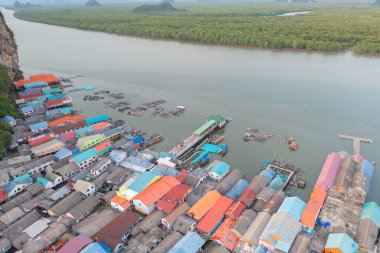 Koh Panyee 'nin hava manzarası, yüzen köy şehir evleri, göl denizi ya da nehir. Pak Pha, Phang Nga, Tayland 'da doğa balıkçılığı ve balıkçılık aletleri. Hayvancılık çiftçiliği.