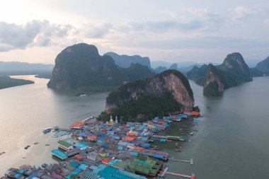Koh Panyee 'nin hava manzarası, yüzen köy şehir evleri, göl denizi ya da nehir. Pak Pha, Phang Nga, Tayland 'da doğa balıkçılığı ve balıkçılık aletleri. Hayvancılık çiftçiliği.