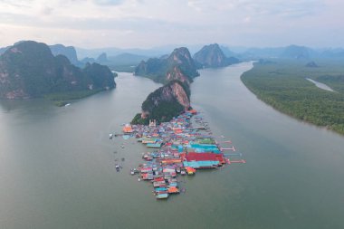 Koh Panyee 'nin hava manzarası, yüzen köy şehir evleri, göl denizi ya da nehir. Pak Pha, Phang Nga, Tayland 'da doğa balıkçılığı ve balıkçılık aletleri. Hayvancılık çiftçiliği.