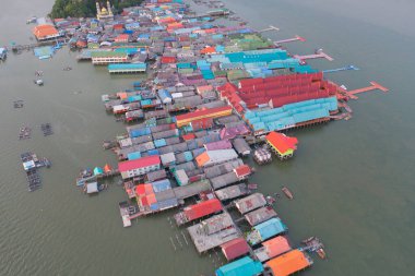 Koh Panyee 'nin hava manzarası, yüzen köy şehir evleri, göl denizi ya da nehir. Pak Pha, Phang Nga, Tayland 'da doğa balıkçılığı ve balıkçılık aletleri. Hayvancılık çiftçiliği.