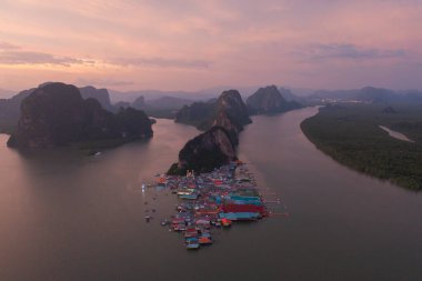 Koh Panyee 'nin hava manzarası, yüzen köy şehir evleri, göl denizi ya da nehir. Pak Pha, Phang Nga, Tayland 'da doğa balıkçılığı ve balıkçılık aletleri. Hayvancılık çiftçiliği.