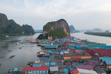 Koh Panyee 'nin hava manzarası, yüzen köy şehir evleri, göl denizi ya da nehir. Pak Pha, Phang Nga, Tayland 'da doğa balıkçılığı ve balıkçılık aletleri. Hayvancılık çiftçiliği.