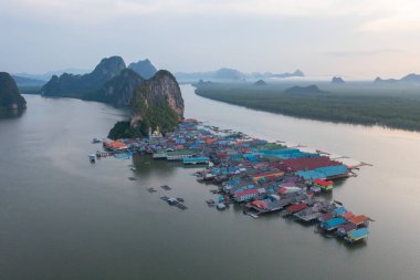 Koh Panyee 'nin hava manzarası, yüzen köy şehir evleri, göl denizi ya da nehir. Pak Pha, Phang Nga, Tayland 'da doğa balıkçılığı ve balıkçılık aletleri. Hayvancılık çiftçiliği.