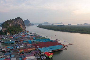 Koh Panyee 'nin hava manzarası, yüzen köy şehir evleri, göl denizi ya da nehir. Pak Pha, Phang Nga, Tayland 'da doğa balıkçılığı ve balıkçılık aletleri. Hayvancılık çiftçiliği.