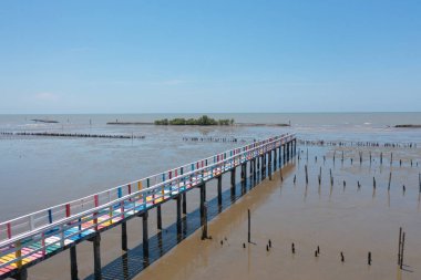 Gökkuşağı köprüsünün deniz, nehir, göl ya da göl manzarası. Doğa manzarası, Samut Sakhon, Tayland.