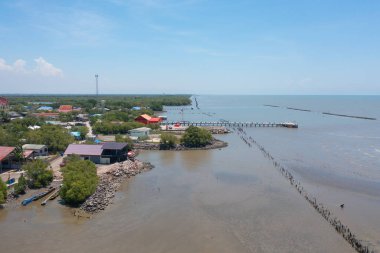 Gökkuşağı köprüsünün deniz, nehir, göl ya da göl manzarası. Doğa manzarası, Samut Sakhon, Tayland.