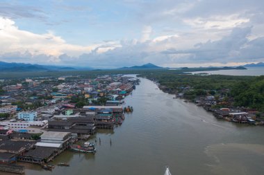 Ranong şehrinin havadan görünüşü, yüzen köy şehir evleri, göl denizi ya da nehir. Doğa balıkçılığı ve balıkçılık aletleri, Tayland. Hayvancılık çiftçiliği.