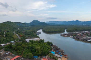 Ranong şehrinin havadan görünüşü, yüzen köy şehir evleri, göl denizi ya da nehir. Doğa balıkçılığı ve balıkçılık aletleri, Tayland. Hayvancılık çiftçiliği.