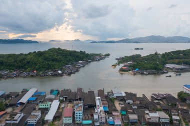 Ranong şehrinin havadan görünüşü, yüzen köy şehir evleri, göl denizi ya da nehir. Doğa balıkçılığı ve balıkçılık aletleri, Tayland. Hayvancılık çiftçiliği.