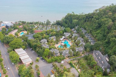 Otelin çatısındaki havuz manzarası, orman ağaçlı apartman, şehir merkezi. Tatil tatili konseptinde yaz sezonunda dinlenmek. Eğlence yaşam tarzı.