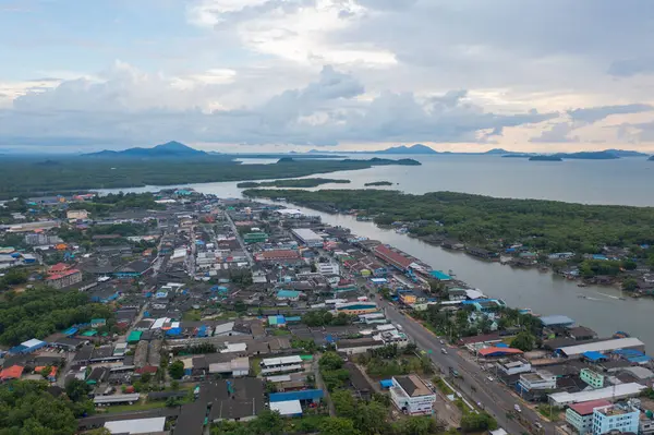 Ranong şehrinin havadan görünüşü, yüzen köy şehir evleri, göl denizi ya da nehir. Doğa balıkçılığı ve balıkçılık aletleri, Tayland. Hayvancılık çiftçiliği.