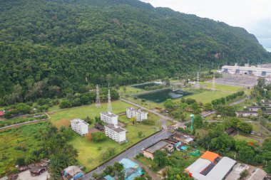 Elektrik üreten havadan görüntü, B denizi ile voltaj kutupları. Elektrik kulesindeki elektrik hatları ve enerji elektrik teknolojisindeki kablolar ve endüstri. Jeneratör pilonu. Aktarım ve alt istasyon.