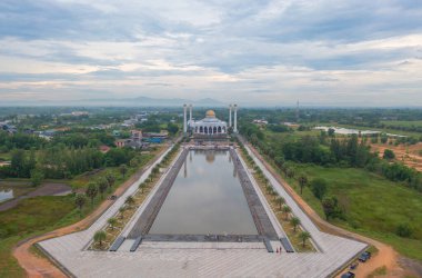 Tayland 'ın Hat Yai kentindeki Songkhla Merkez Camii' nin hava manzarası. Turistik bölge simgesi.