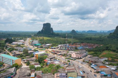 Samet Nangshe 'nin havadan görünüşü, Phang Nga' nın şehir kenti, yukarıdan yemyeşil ağaçlar yaz mevsiminde tropikal ormanda. Doğa manzarası. Desen dokusu arkaplanı.
