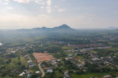 Samet Nangshe 'nin havadan görünüşü, Phang Nga' nın şehir kenti, yukarıdan yemyeşil ağaçlar yaz mevsiminde tropikal ormanda. Doğa manzarası. Desen dokusu arkaplanı.