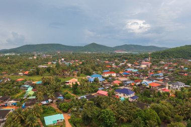 Samet Nangshe 'nin havadan görünüşü, Phang Nga' nın şehir kenti, yukarıdan yemyeşil ağaçlar yaz mevsiminde tropikal ormanda. Doğa manzarası. Desen dokusu arkaplanı.