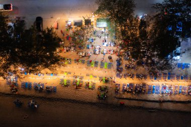 Tayland 'daki Pattaya plajındaki plajda dinlenen turistlerin hava manzarası. Tatildeki insanların hafif gölgeleri.