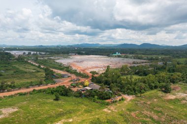 Çevre kirliliğinde endüstriyel fabrikada farklı türde çöp yığını, plastik torba ve çöp yığınlarının hava görüntüsü. Çöp boşaltma alanında atık depolama.