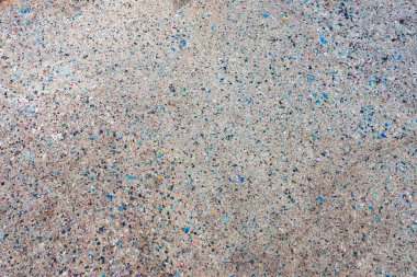 Çevre kirliliğinde endüstriyel fabrikada farklı türde çöp yığını, plastik torba ve çöp yığınlarının hava görüntüsü. Çöp boşaltma alanında atık depolama.