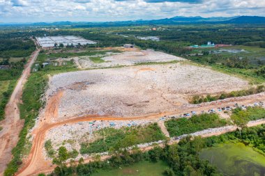 Çevre kirliliğinde endüstriyel fabrikada farklı türde çöp yığını, plastik torba ve çöp yığınlarının hava görüntüsü. Çöp boşaltma alanında atık depolama.