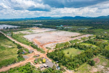 Çevre kirliliğinde endüstriyel fabrikada farklı türde çöp yığını, plastik torba ve çöp yığınlarının hava görüntüsü. Çöp boşaltma alanında atık depolama.