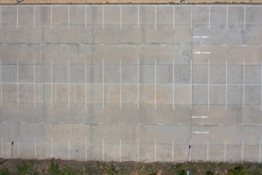 Boş araba park yerlerinin yukarıdan görünüşü.