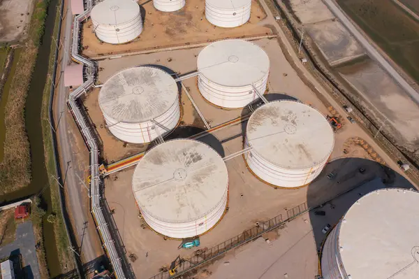 バンコク市バンナ地区の工業工学コンセプトにおける石油化学石油精製所と海の航空写真 ガスタンクのパイプライン現代の金属工場 — ストック写真