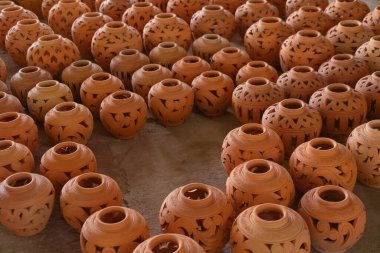 Toprak tenceresi ya da çömlek kasesi. Geleneksel İnsan yaşam tarzı.