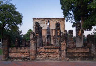 Wat Si Chum 'daki Buda, Sukhothai Tarih Parkı, Pagoda stupa, Sukhothai, Tayland. Tayland Budist tapınağı mimarisi. Turist eğlencesi.