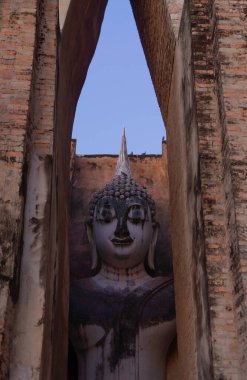 Wat Si Chum 'daki Buda, Sukhothai Tarih Parkı, Pagoda stupa, Sukhothai, Tayland. Tayland Budist tapınağı mimarisi. Turist eğlencesi.
