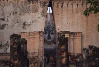 Wat Si Chum 'daki Buda, Sukhothai Tarih Parkı, Pagoda stupa, Sukhothai, Tayland. Tayland Budist tapınağı mimarisi. Turist eğlencesi.