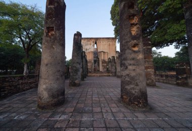 Wat Si Chum 'daki Buda, Sukhothai Tarih Parkı, Pagoda stupa, Sukhothai, Tayland. Tayland Budist tapınağı mimarisi. Turist eğlencesi.