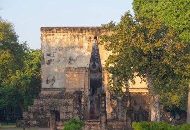 Wat Si Chum 'daki Buda, Sukhothai Tarih Parkı, Pagoda stupa, Sukhothai, Tayland. Tayland Budist tapınağı mimarisi. Turist eğlencesi.