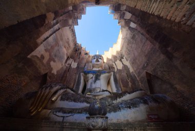 Wat Si Chum 'daki Buda, Sukhothai Tarih Parkı, Pagoda stupa, Sukhothai, Tayland. Tayland Budist tapınağı mimarisi. Turist eğlencesi.