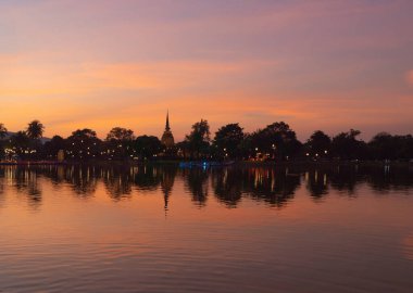 Sukhothai Tarih Parkı Festivali, Buddha pagoda stupa bir tapınakta, Sukhothai, Tayland. Gece Tayland Budist tapınağı mimarisi. Turist eğlencesi.