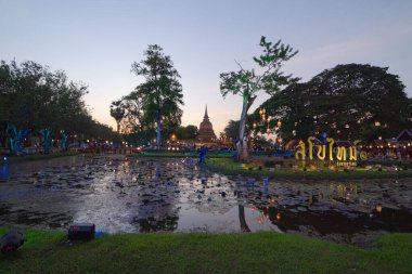 Sukhothai Tarih Parkı Festivali, Buddha pagoda stupa bir tapınakta, Sukhothai, Tayland. Tayland Budist tapınağı mimarisi. Turist eğlencesi.