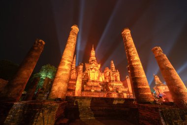 Sukhothai Tarih Parkı Festivali, Buddha pagoda stupa bir tapınakta, Sukhothai, Tayland. Gece Tayland Budist tapınağı mimarisi. Turist eğlencesi.