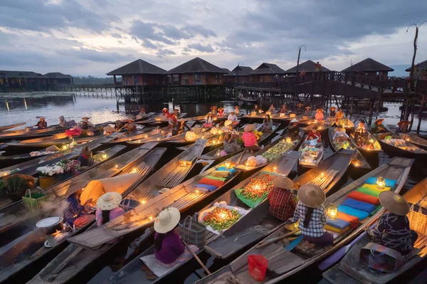 Damnoen Saduak Floating Market Eller Amphawa Lokalbefolkningen Säljer Frukt Traditionell — Stockfoto