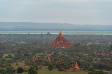 Bagan şehrinin burma tapınaklarının havadan görünüşü balondan, unesko dünya mirasından orman ağaçları, Myanmar veya Burma 'dan. Turizm beldesi.
