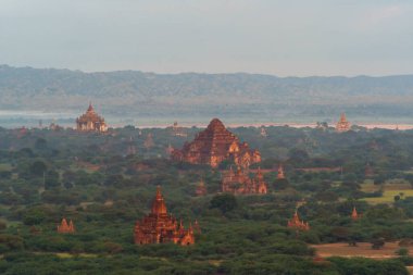 Bagan şehrinin burma tapınaklarının havadan görünüşü balondan, unesko dünya mirasından orman ağaçları, Myanmar veya Burma 'dan. Turizm beldesi.