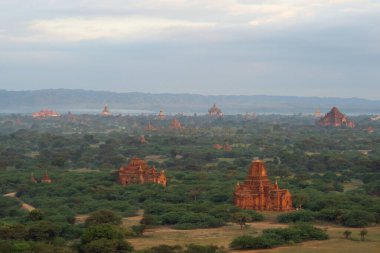 Bagan şehrinin burma tapınaklarının havadan görünüşü balondan, unesko dünya mirasından orman ağaçları, Myanmar veya Burma 'dan. Turizm beldesi.
