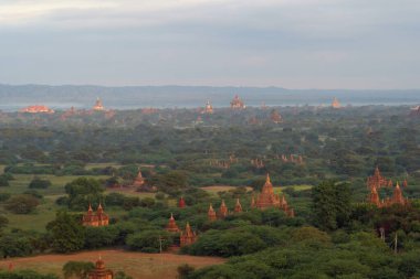 Bagan şehrinin burma tapınaklarının havadan görünüşü balondan, unesko dünya mirasından orman ağaçları, Myanmar veya Burma 'dan. Turizm beldesi.
