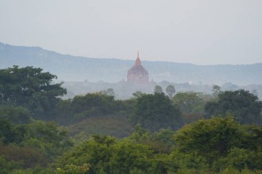Bagan şehrinin burma tapınaklarının havadan görünüşü balondan, unesko dünya mirasından orman ağaçları, Myanmar veya Burma 'dan. Turizm beldesi.