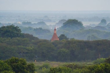 Bagan şehrinin burma tapınaklarının havadan görünüşü balondan, unesko dünya mirasından orman ağaçları, Myanmar veya Burma 'dan. Turizm beldesi.